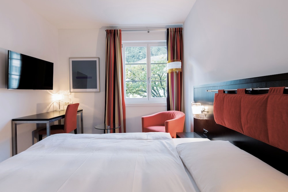 Economy Room, 1 Queen Bed - Photo 1