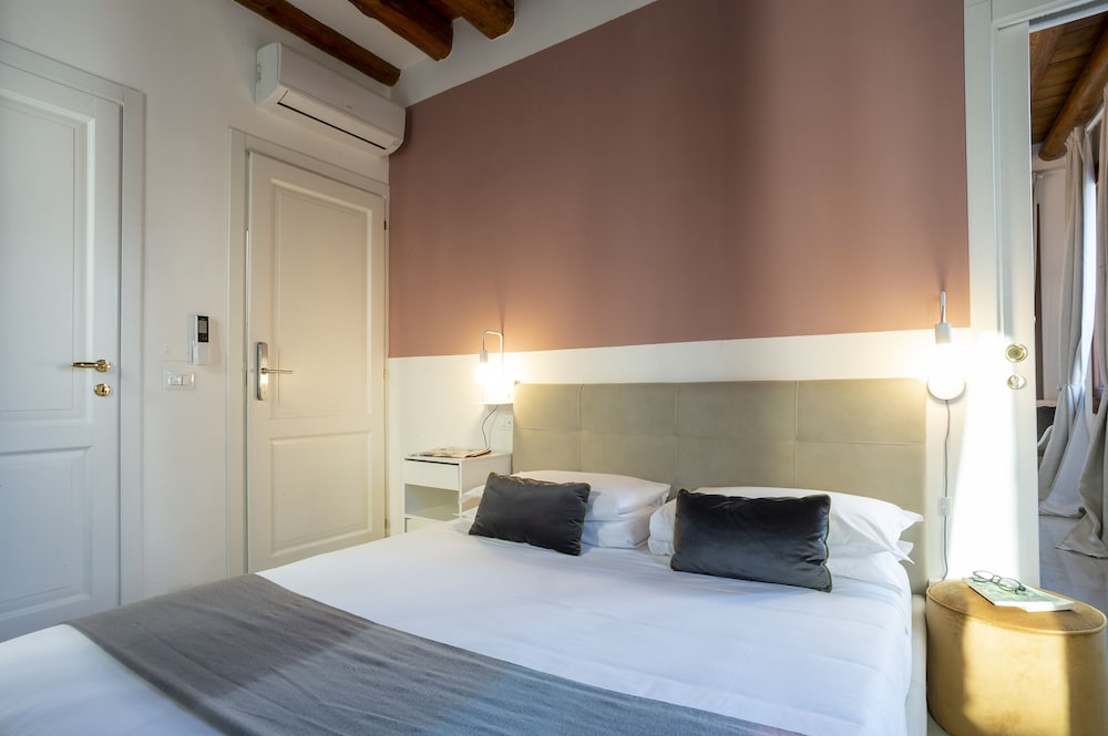 Superior Double Room, Non Smoking, Canal View photo 1