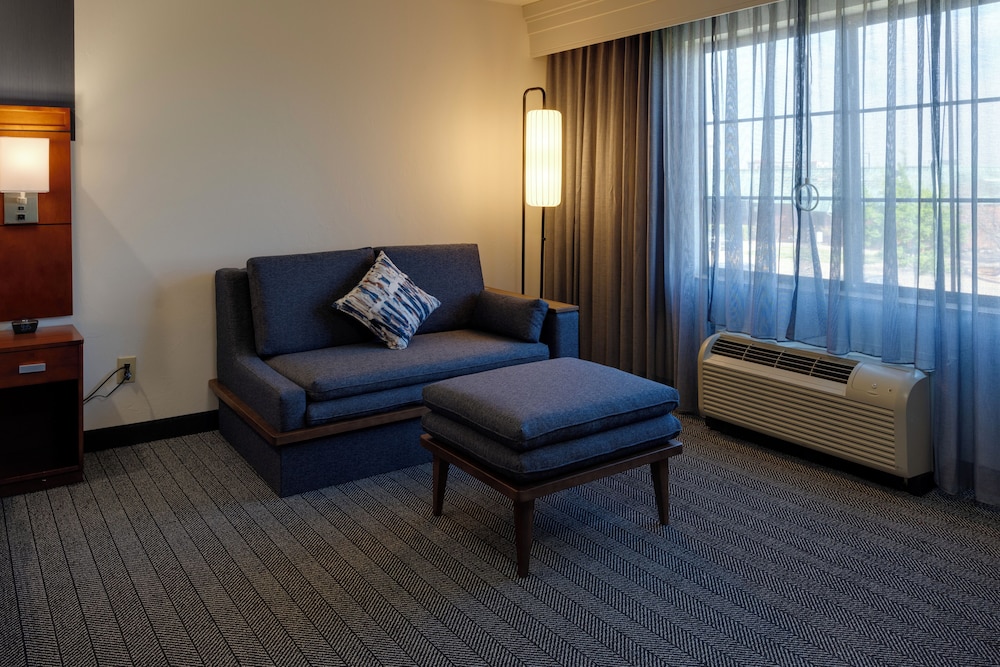 Deluxe Room, 1 King Bed with Sofa bed - Photo 4