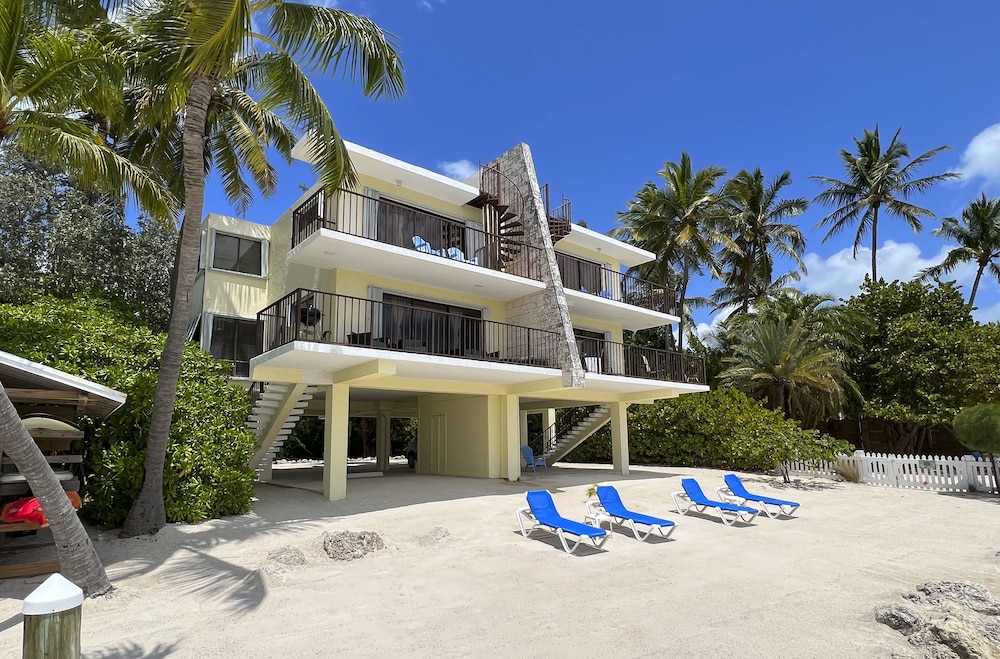 Oceanfront Three Bedroom Villa photo 3