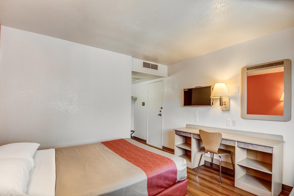 Standard Room, 1 Queen Bed, Non Smoking photo 1