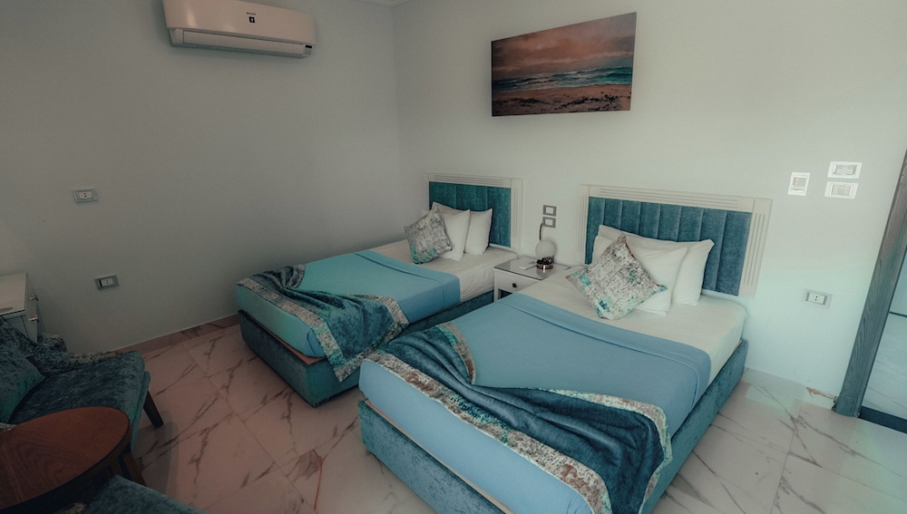 Chambre Double, balcon, vue partielle sur la mer