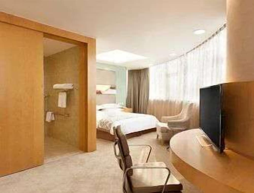 Room, 1 King Bed, Smoking photo 1