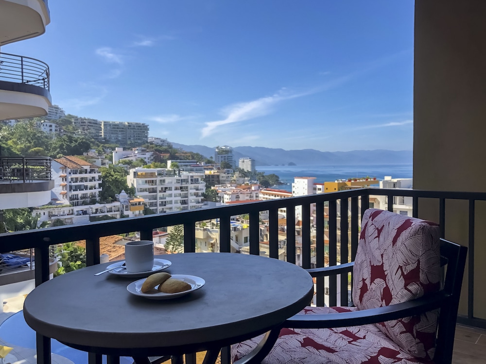 1 Bed 1 Bath Street/partial Ocean View Suite