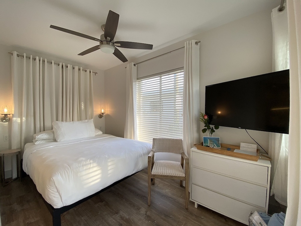 Modern Bayside Cabana photo 2