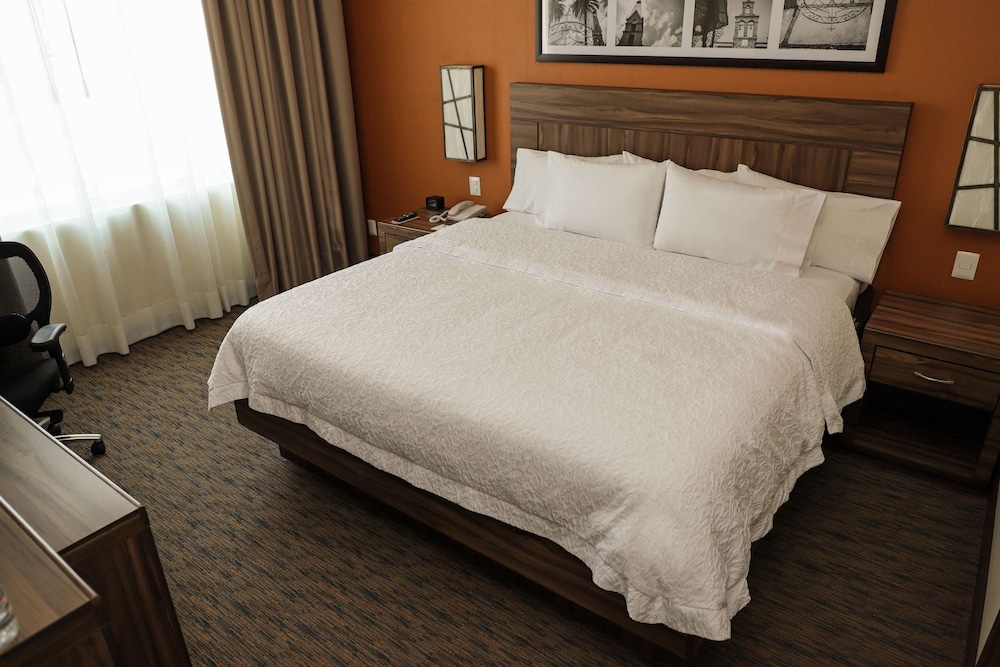 Corner Room, 1 Queen Bed, Non Smoking, Refrigerator