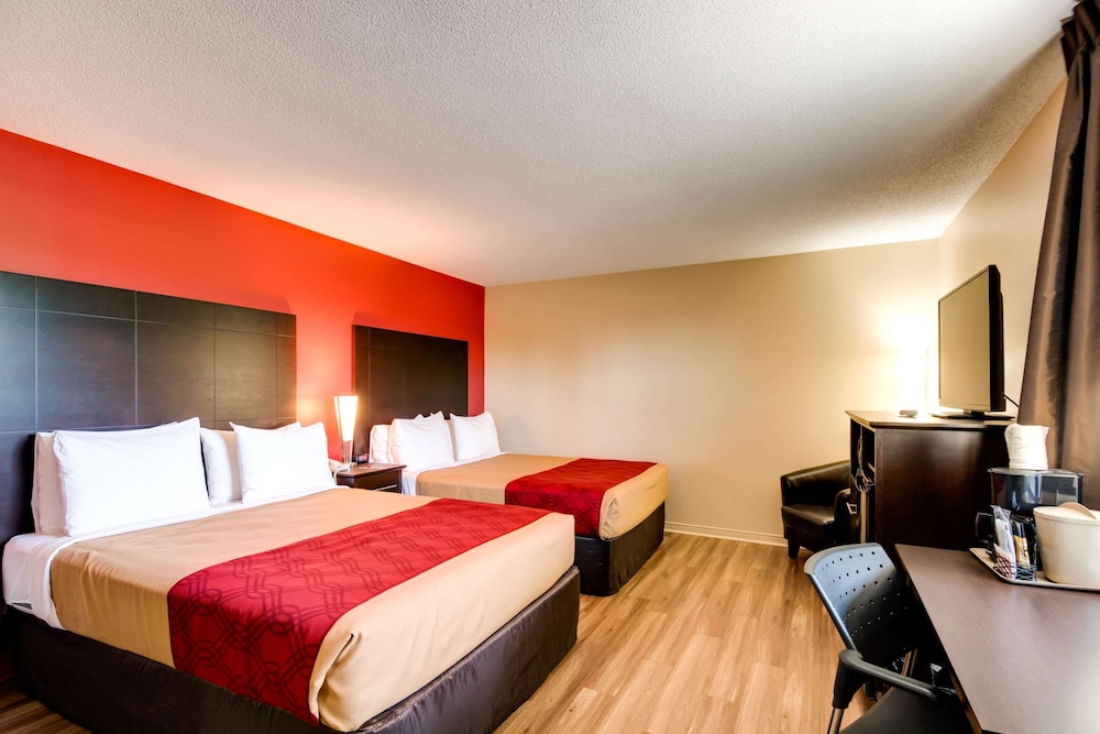 Quadruple Room, 2 Queen Beds, Non Smoking - Photo 2