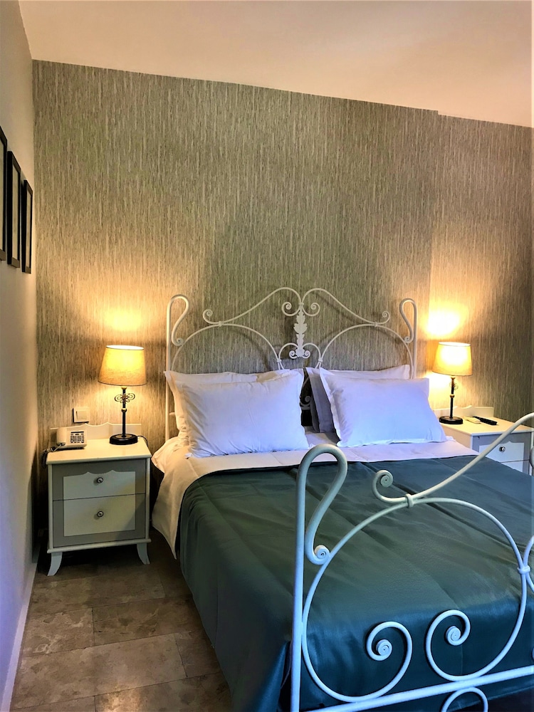 Deluxe Double Room, 1 Queen Bed, Non Smoking, Courtyard View