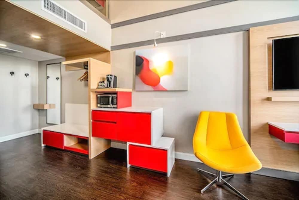 Loft, 1 Queen Bed (Off Olympic)