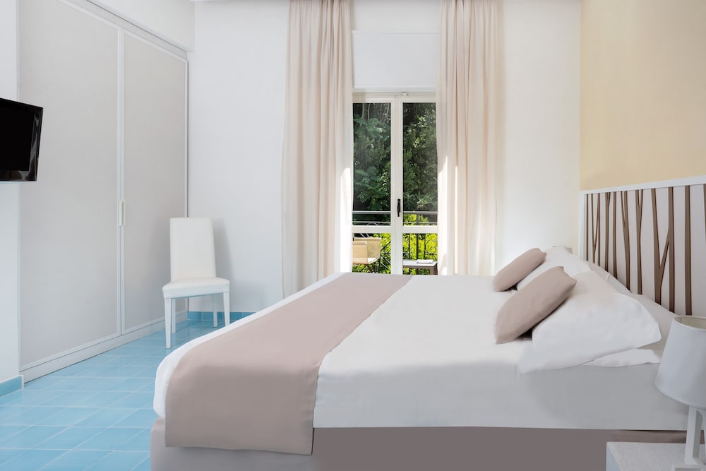 Standard Double Room, 1 Double or 2 Twin Beds, Balcony, Partial Sea View - Photo 2