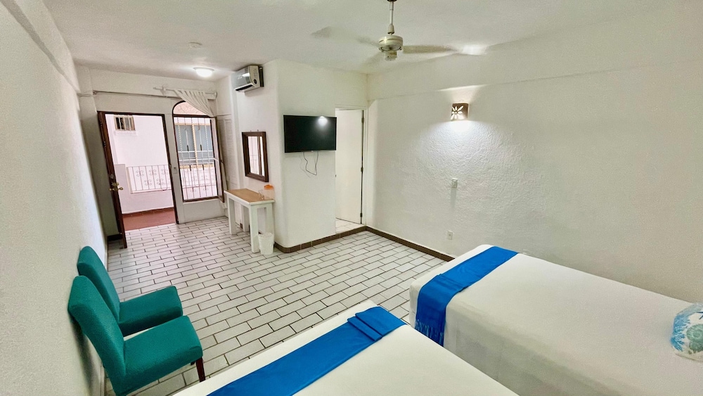 Standard with 2 Double Beds photo 1