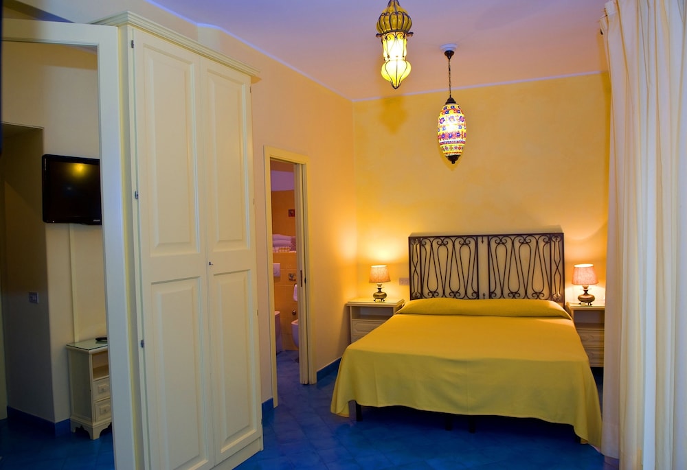 Superior Double or Twin Room, Balcony, City View - Photo 8