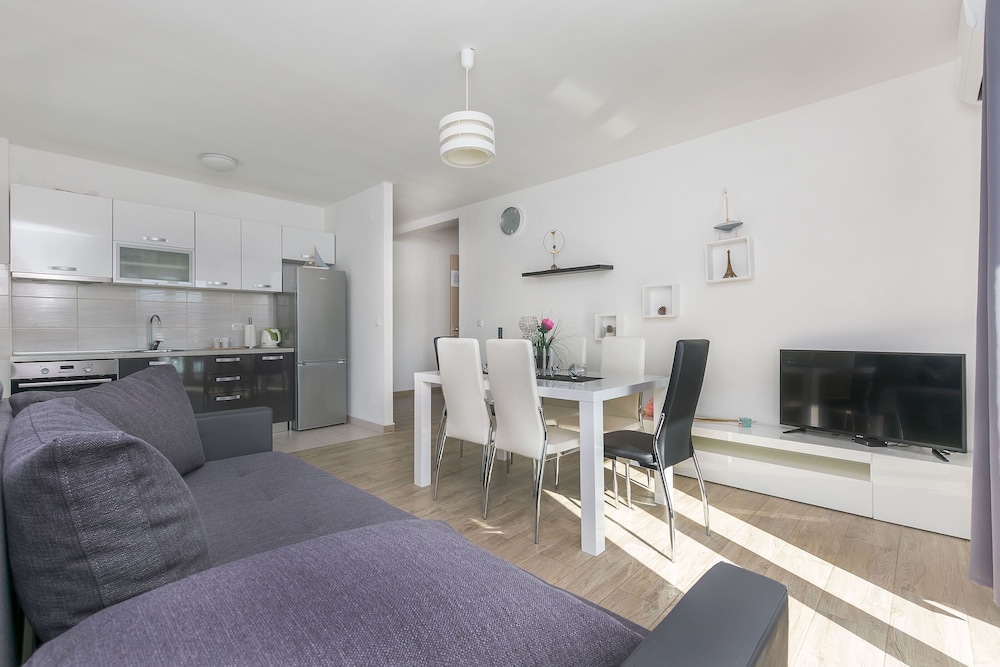 Apartment (A6) photo 2
