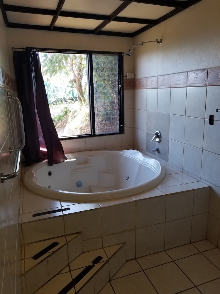 Comfort Suite, 1 King Bed, Jetted Tub, Mountain View
