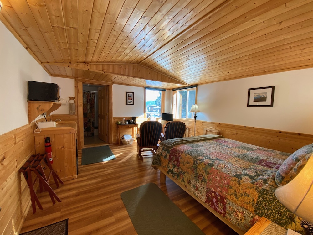 Deluxe Room, 1 Queen Bed, Kitchenette, Mountain View (View Nest 1st Floor) ALL GUESTS MUST REGISTER