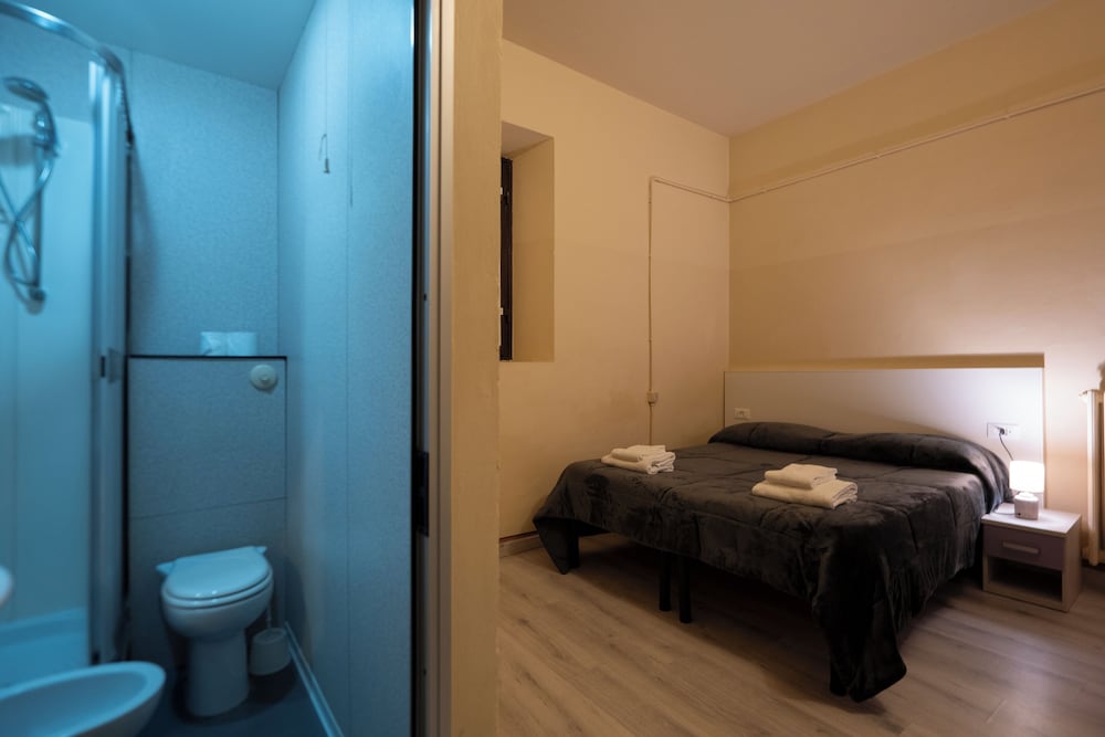 Basic Double Room, 1 Double or 2 Twin Beds, Private Bathroom - Photo 9