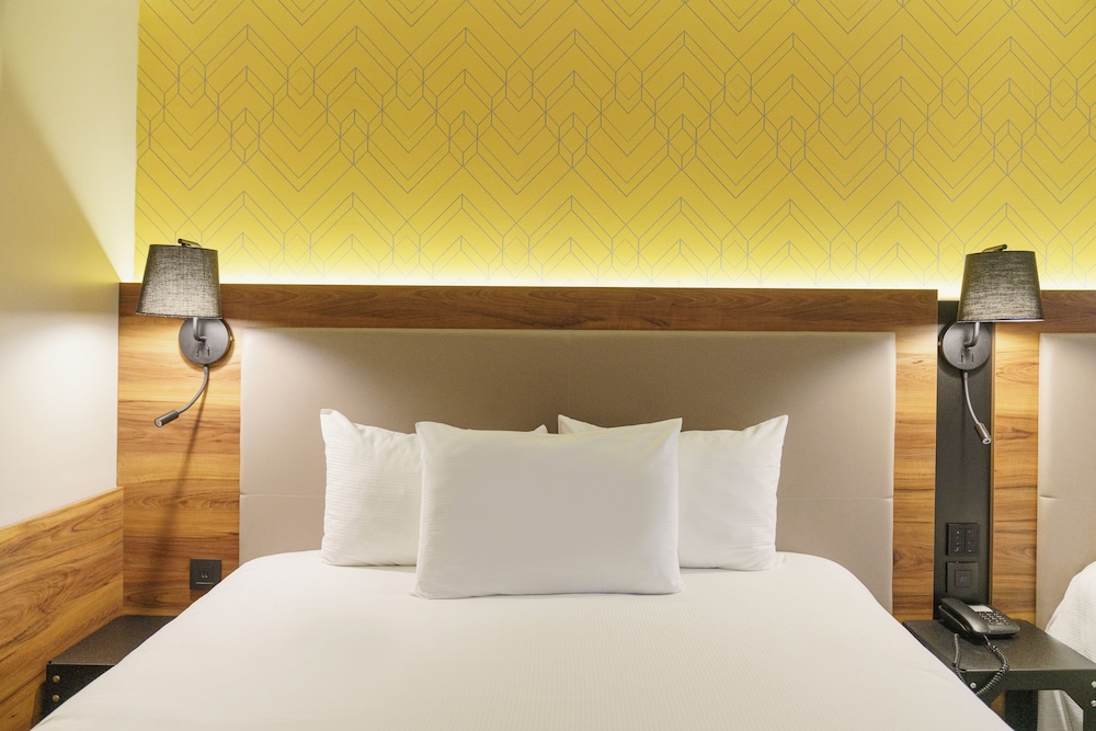 Classic Quadruple Room, 2 Queen Beds - Photo 4