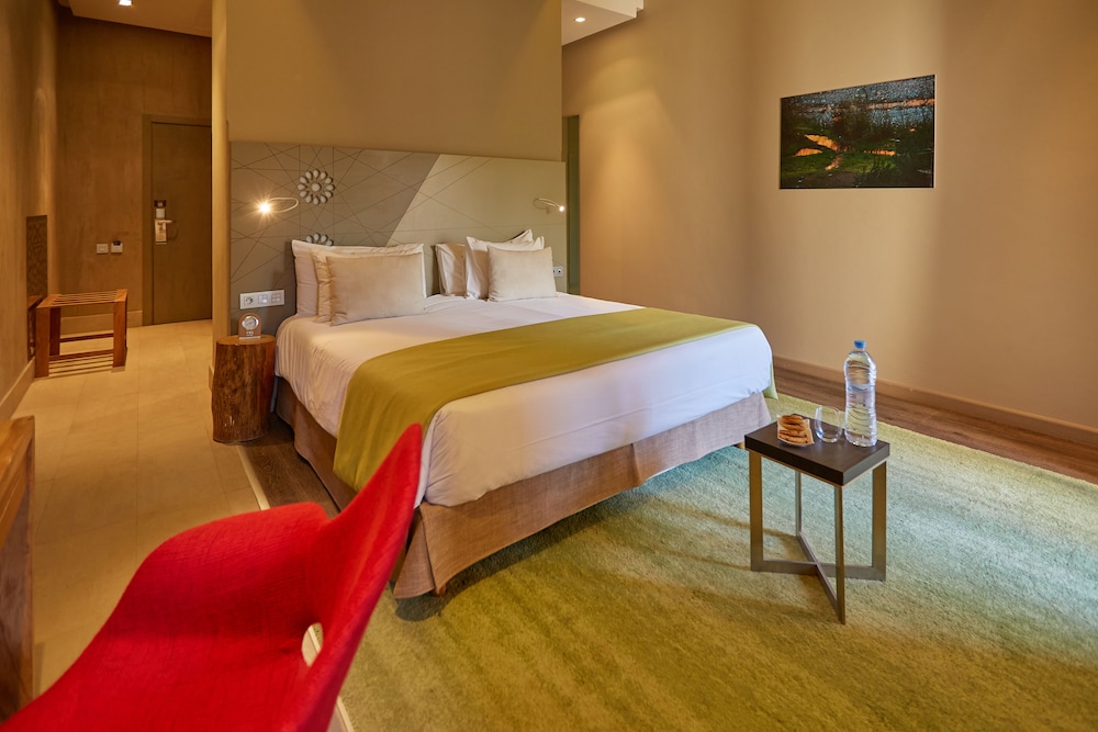 Luxury Room, 1 Queen Bed, Non Smoking, Mountain View
