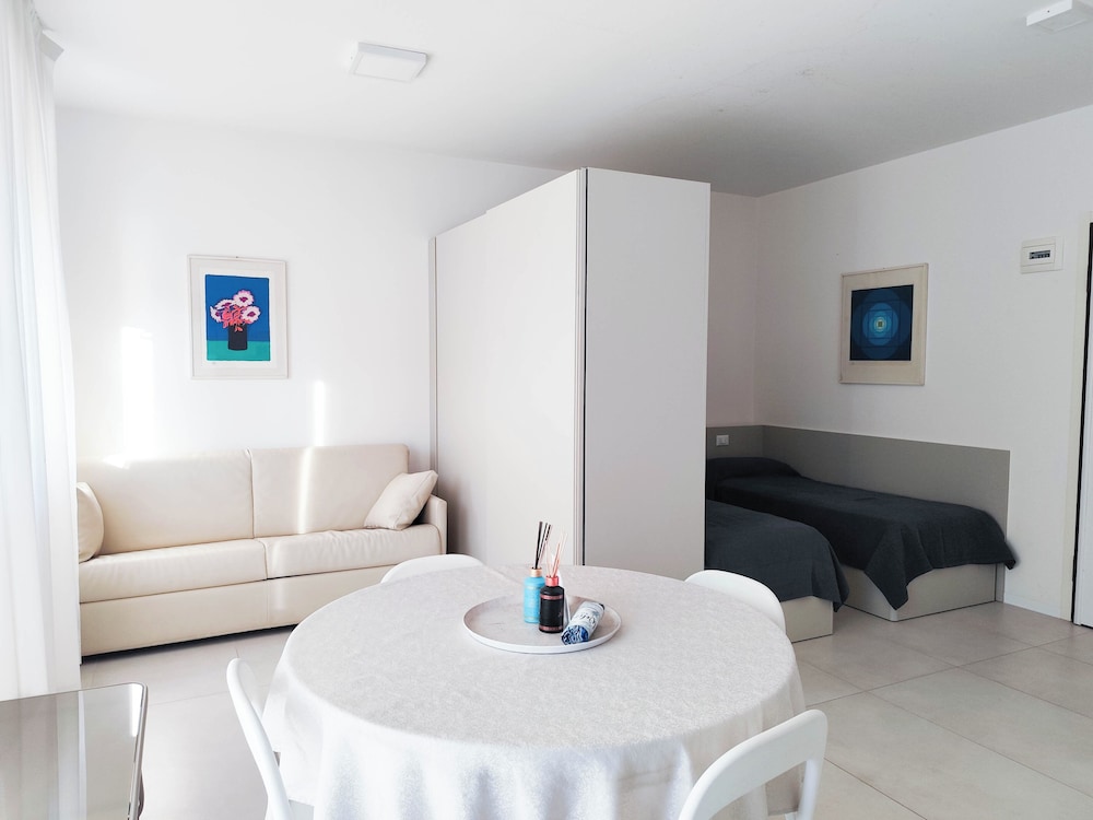 Studio, Multiple Bedrooms, Balcony, City View photo 1