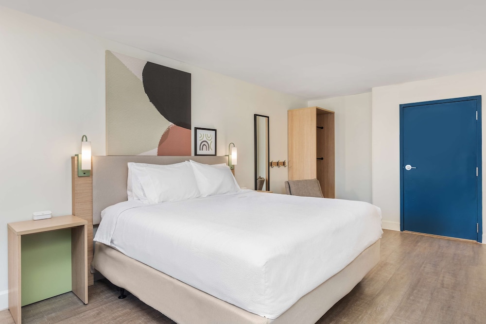 Room, 1 King Bed, Accessible (Roll-In Shower)