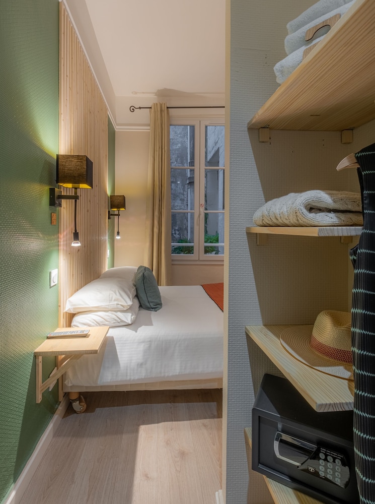 Comfort Room, Non Smoking, Courtyard View photo 3