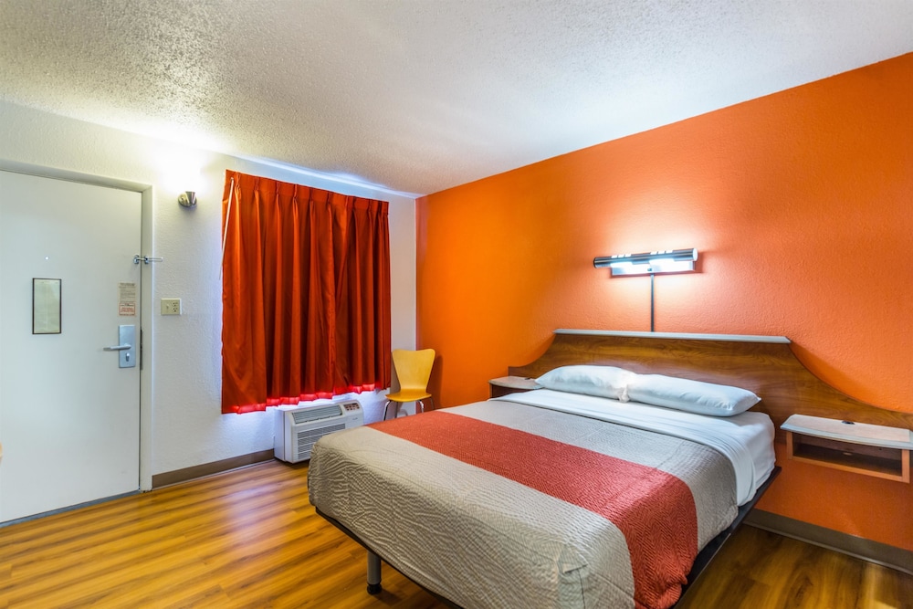 Deluxe Room, 1 Double Bed, Non Smoking, Refrigerator & Microwave - Photo 4