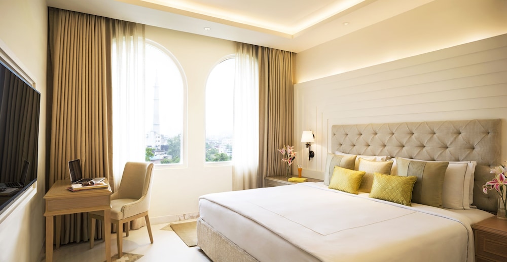 Executive Suite, 1 Bedroom - Photo 2
