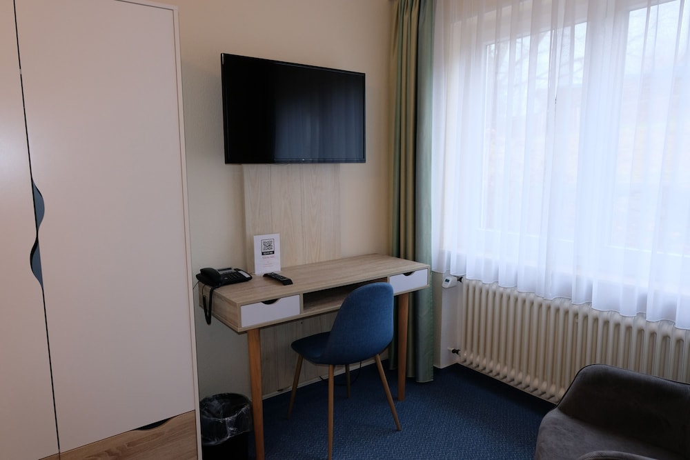 Standard Single Room, 1 Queen Bed photo 3