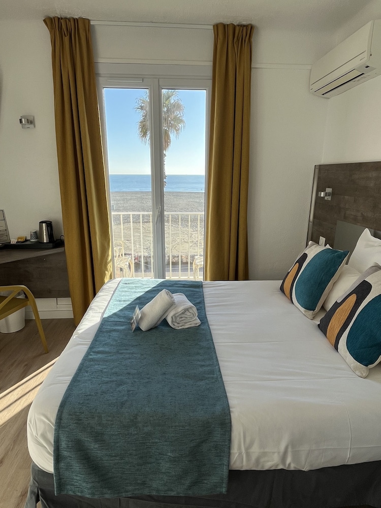 Single Room, Sea View