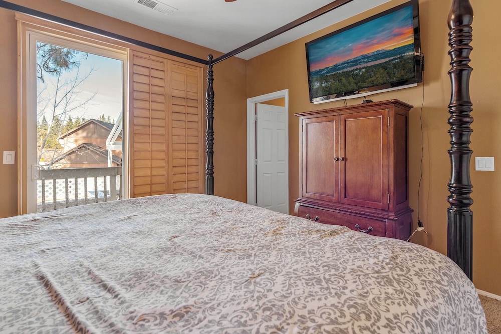 House, Multiple Beds, Hot Tub, Mountain View photo 2