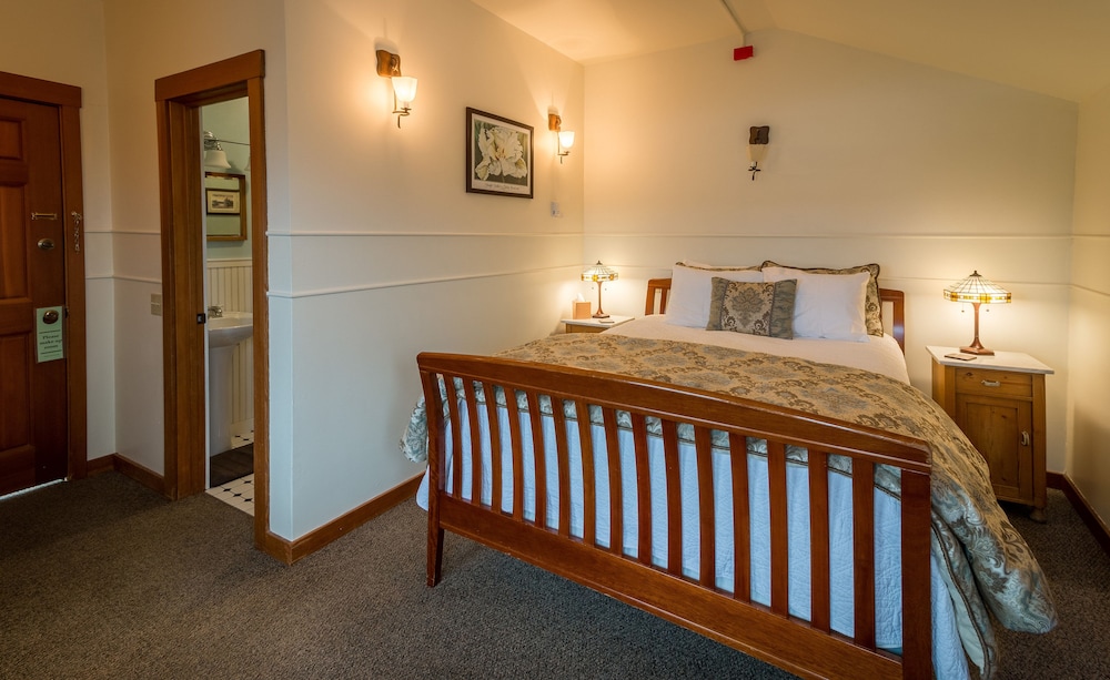 Single Room, 1 Queen Bed, Garden View photo 3