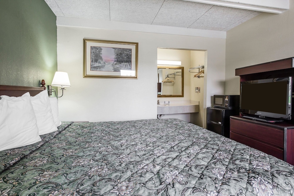 Standard Room, 1 King Bed, Non Smoking - Photo 2
