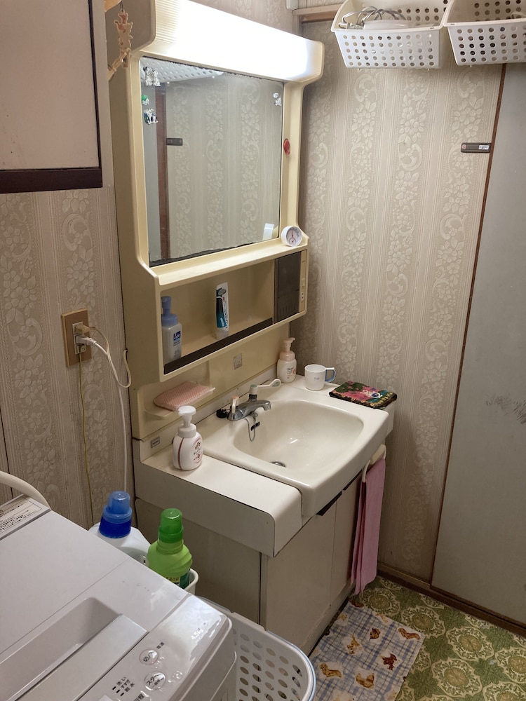Economy Twin Room, Non Smoking, Hill View (Room C) photo 3
