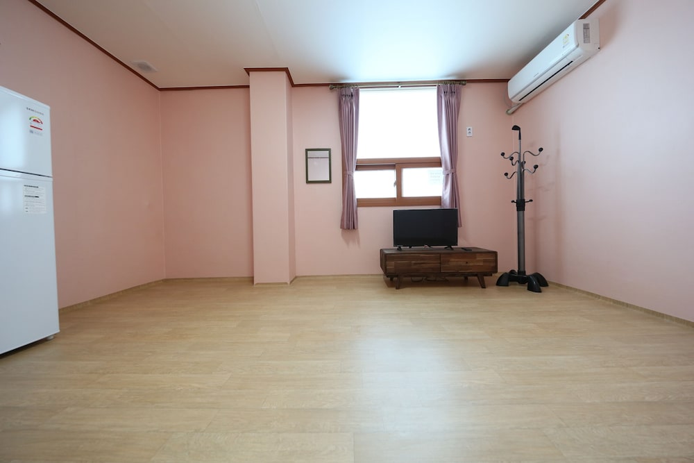 Room (201) photo 3