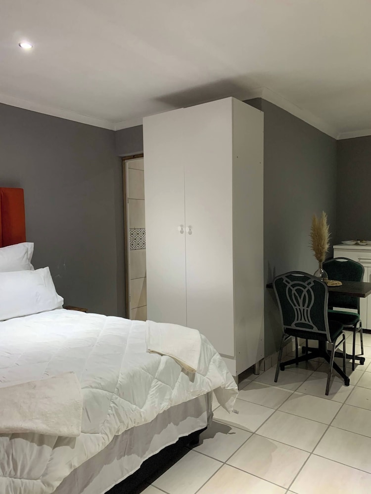Room, 1 Bedroom, Balcony, City View photo 2