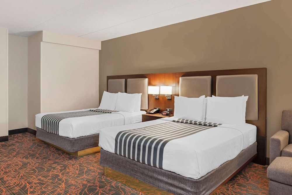Standard Room, 2 Queen Beds, Accessible, Bathtub