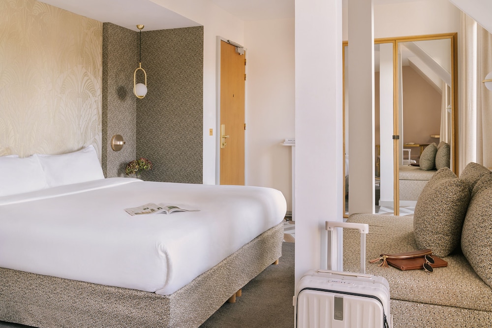 Premium Room, 1 King Bed, Balcony, City View photo 3