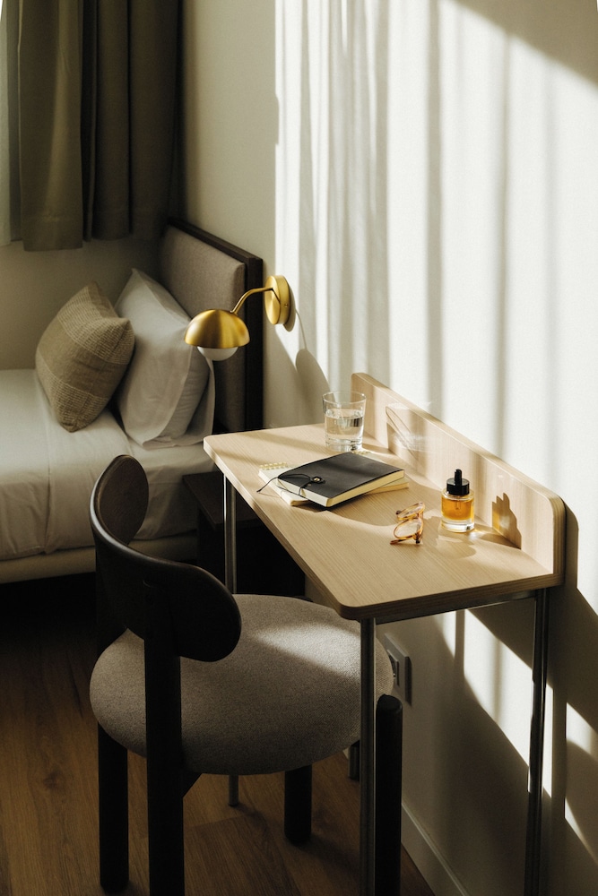 Compact Single (Shared Bathroom)