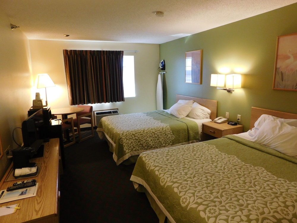 Room, 2 Queen Beds, Non Smoking (Pet Friendly) - Photo 2