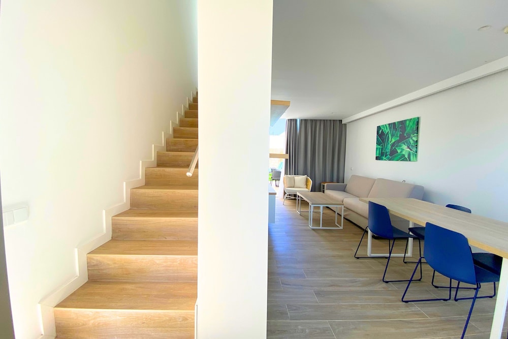 Deluxe Duplex (2 Adults + 3 Children)