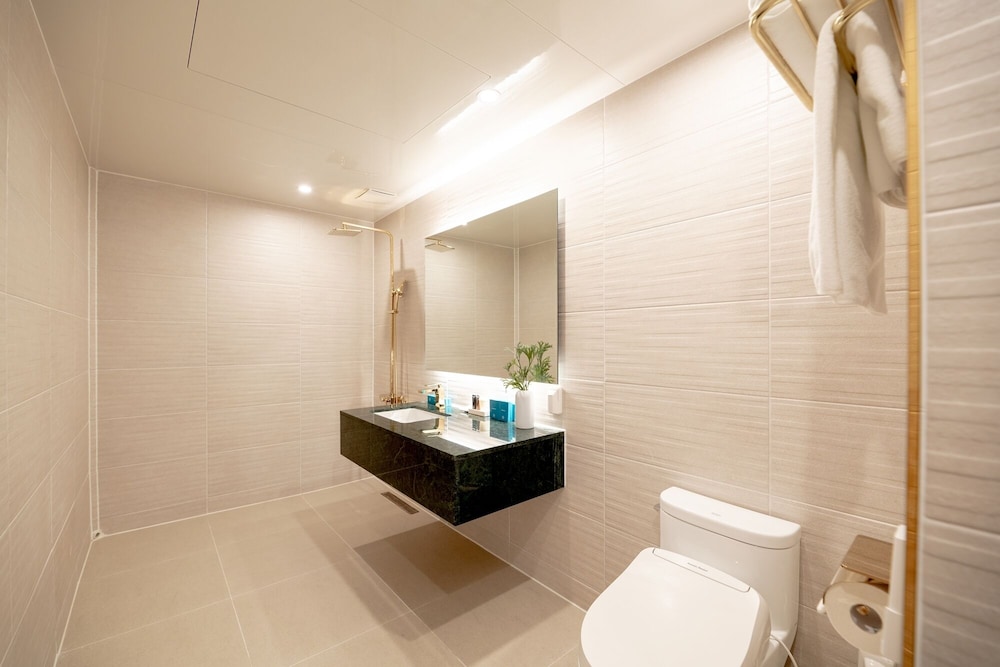Luxury Suite - Photo 18