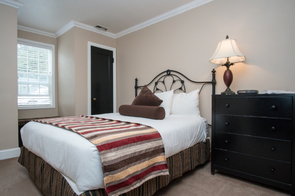 Suite, 1 Queen Bed, Kitchen photo 2