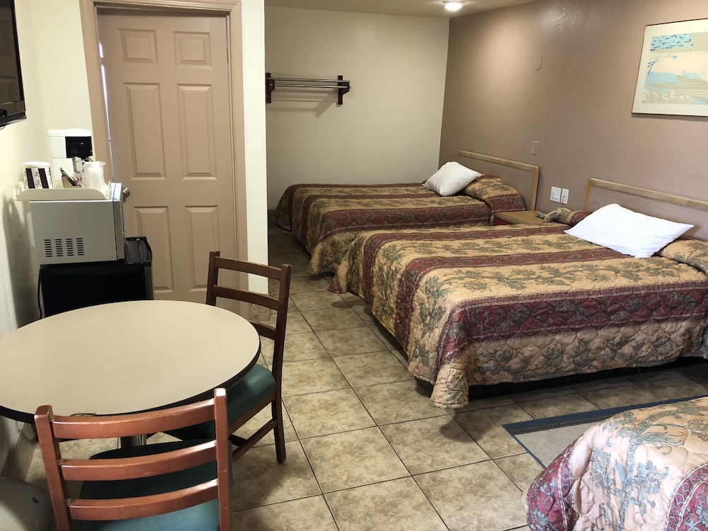 Triple Room, Refrigerator & Microwave (3 Queen Beds) photo 1