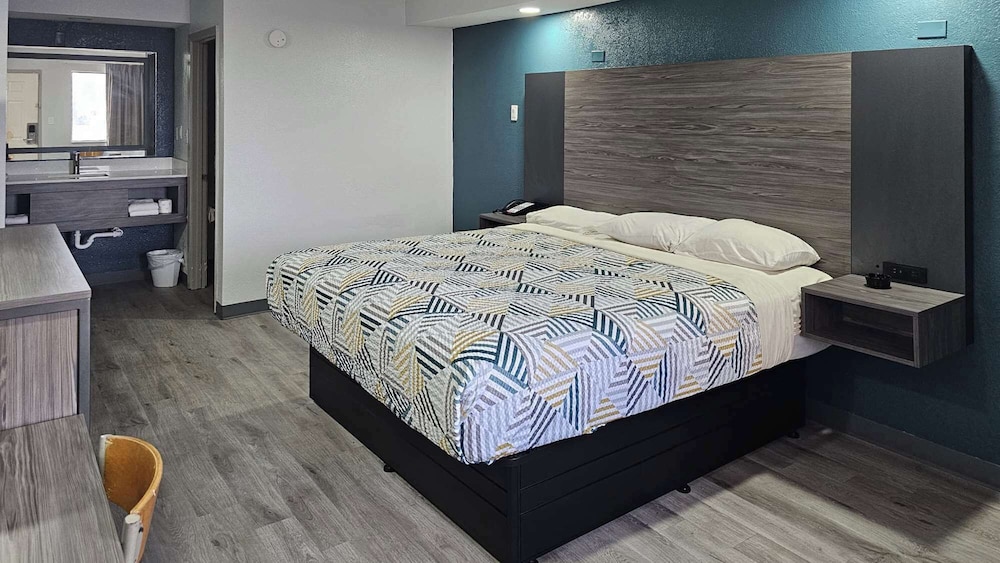 Standard Room, 1 King Bed, Smoking photo 1