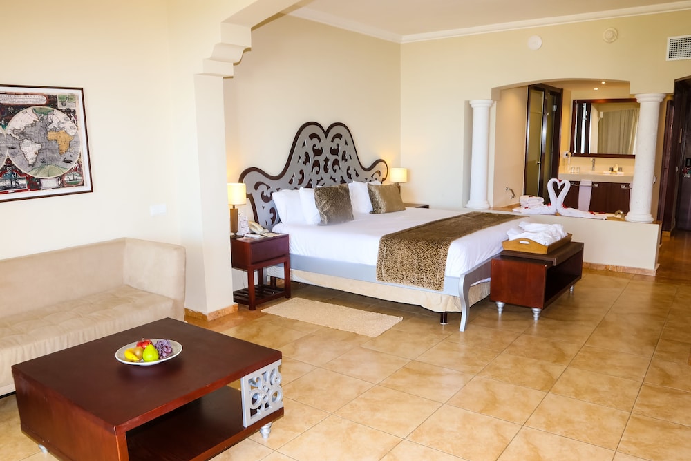 Colonial Junior Suite Ocean Front with Indoor and Outdoor Hot Tub