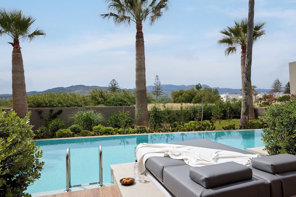 Classic Room, Pool Access thumbnail 6