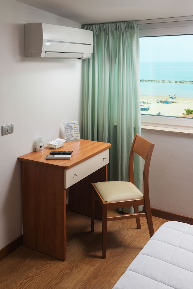 Room, Sea View (no Balcony) photo 1