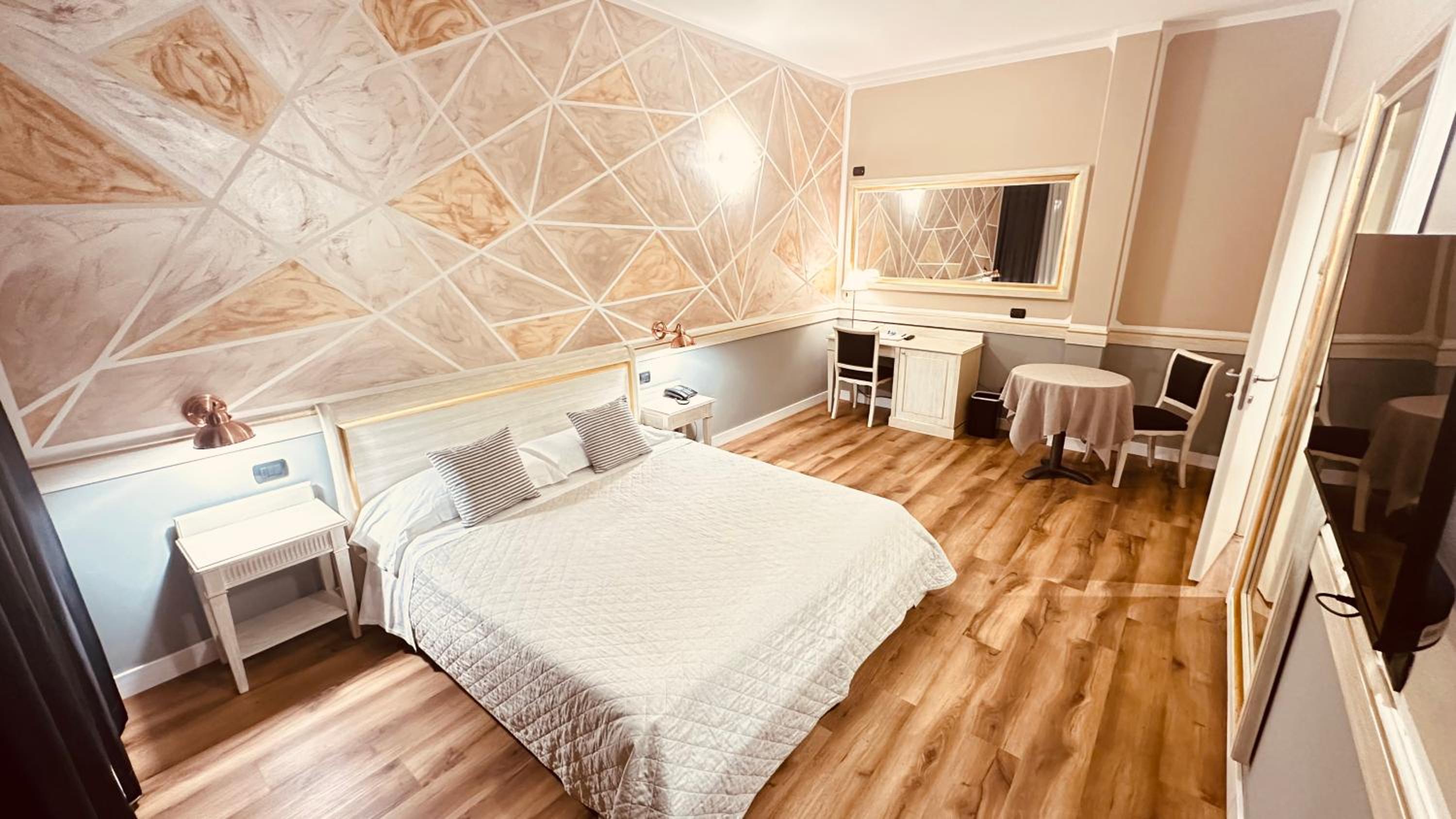 Large Double Room - Photo 1