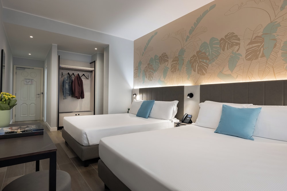 Family Room Queen Beds thumbnail 5