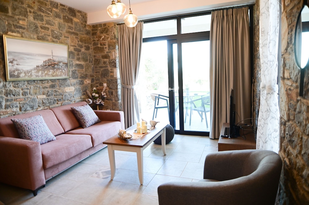Villa, Smoking photo 1